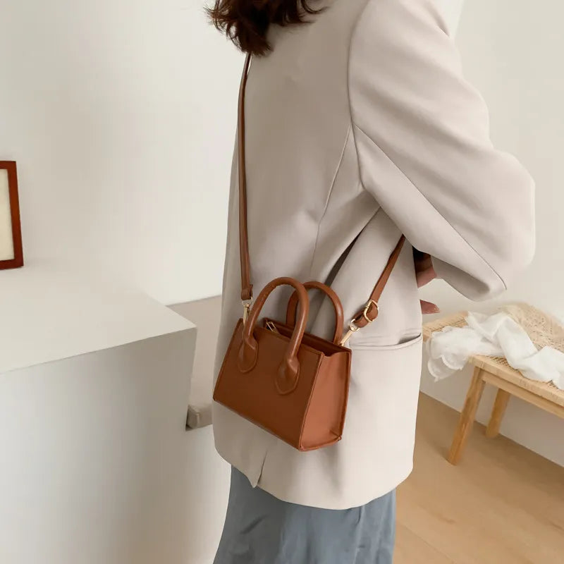 Retro Chic Crossbody Bag – Compact & Stylish Accessory