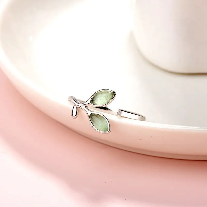 Elegant Leaf Design Ring - Nature Inspired