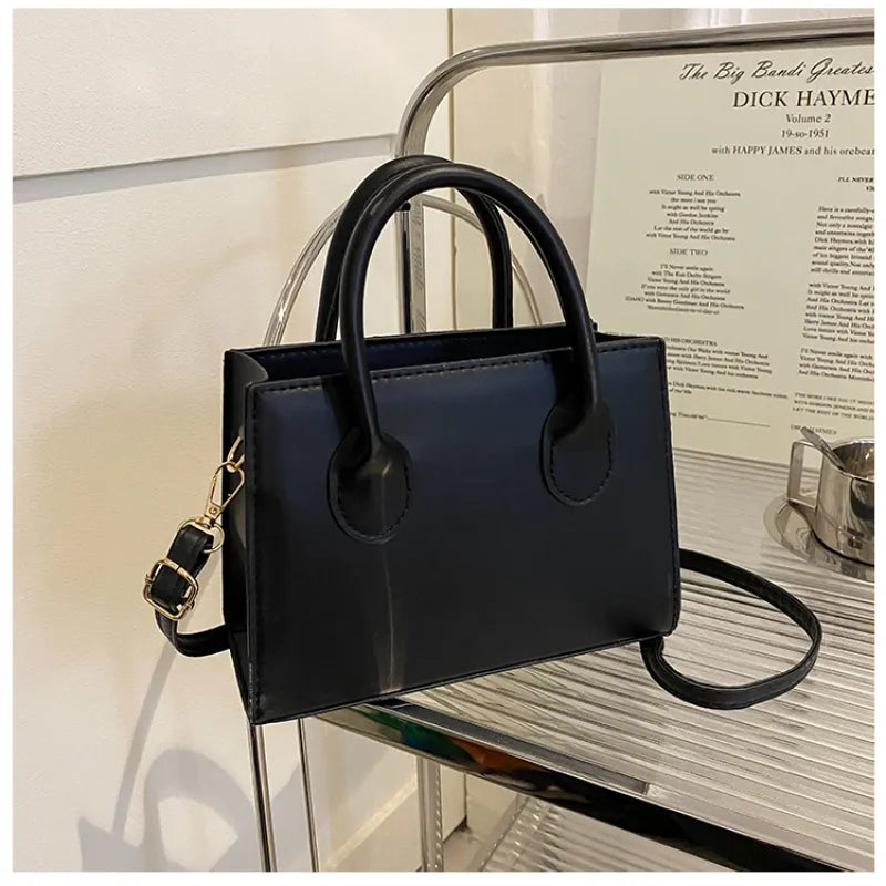 Retro Chic Crossbody Bag – Compact & Stylish Accessory